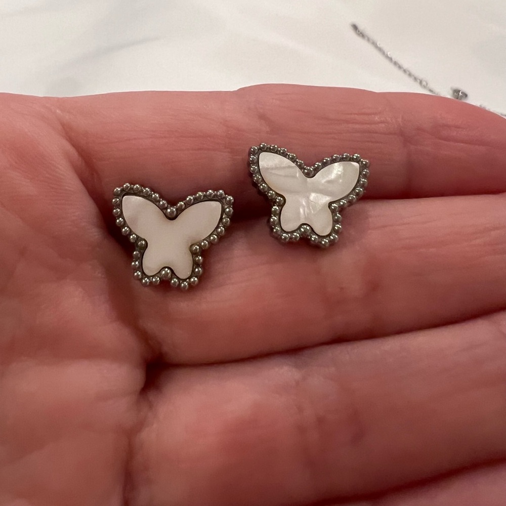 Mother-of-Pearl Clover Necklace and butterfly earrings - Picture 4 of 4